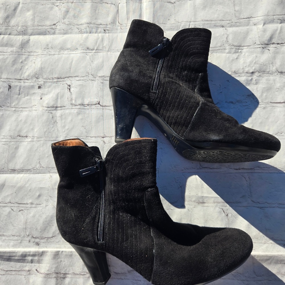 Clarks Women Black suede Ankle Boots Patent Trim Side Zip Heel 10M
